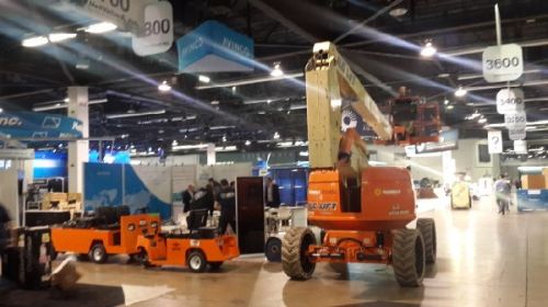 国际直协主席到达Heli-Expo 参展商开始布展3.jpg