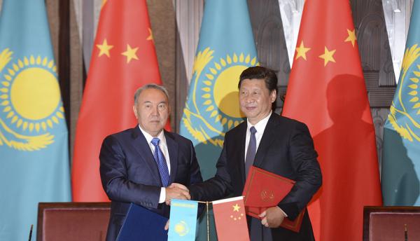 习近平会见哈萨克斯坦总统 启动中哈连云港国际物流场站1.jpg