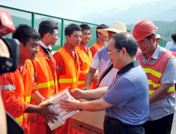 鹿心社在考察高速公路等项目时指示 加快交通建设 推进发展升级2.jpg