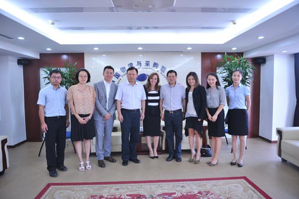 何黎明、崔忠付会见UPS全球公共事务总裁劳拉女士2.jpg