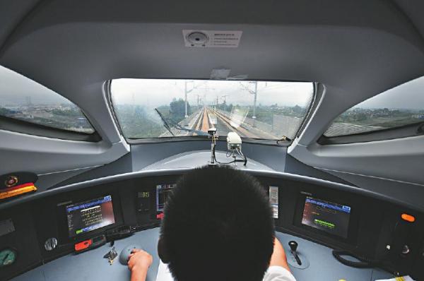 成渝客专试跑 今年年底有望通车4.jpg