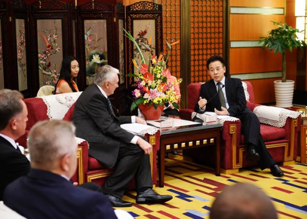 魏宏会见出席中国西部进口展暨国际投资大会的部分嘉宾2.jpg