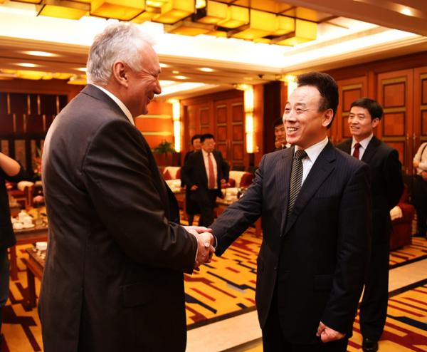 魏宏会见出席中国西部进口展暨国际投资大会的部分嘉宾1.jpg