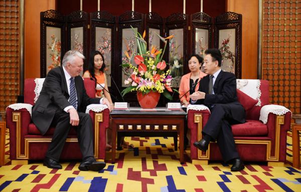 魏宏会见出席中国西部进口展暨国际投资大会的部分嘉宾3.jpg