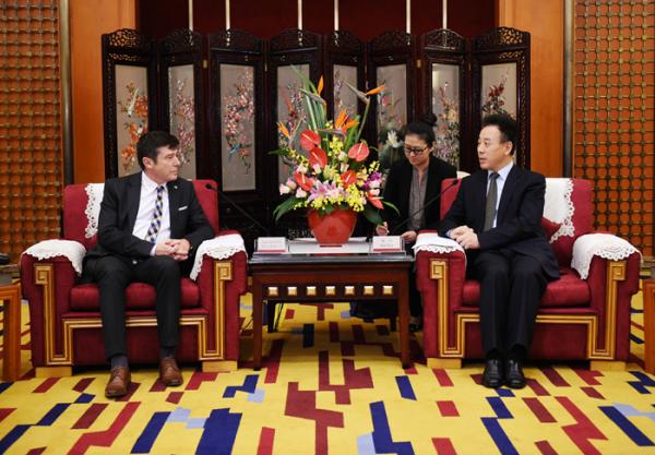 魏宏会见出席中国西部进口展暨国际投资大会的部分嘉宾4.jpg