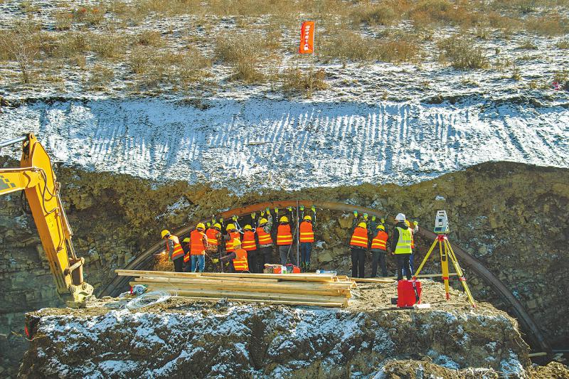 西宁至成都铁路新开工段 首个隧道在川开挖