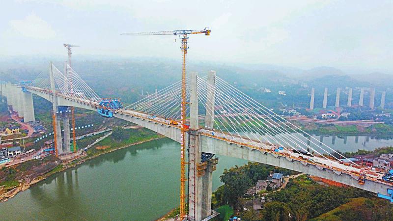 渝昆高铁川渝段建设迎新 泸州沱江特大桥主跨合龙