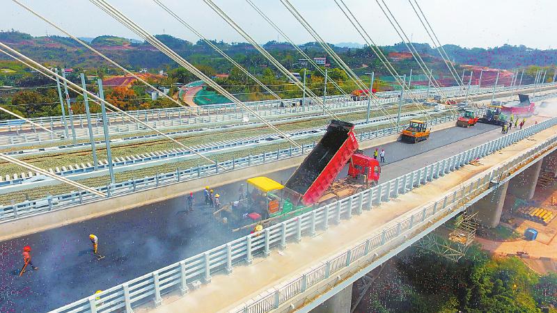 成自宜高铁宜宾临港长江大桥建设收尾 系世界最宽公铁两用桥