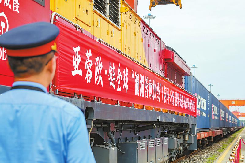 全国首批一次性通关,中老铁路与中欧班列在成都“牵手” 中老铁路+中欧班列“澜湄蓉欧快线”出发了