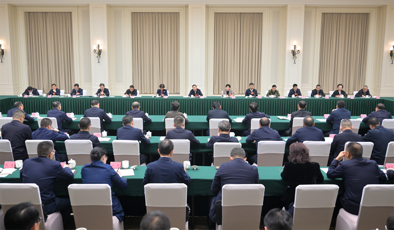 王晓晖在省级领导干部深入贯彻中央八项规定精神学习教育读书班上强调 始终用严的标准严的要求检身正己 示范带动全省干部队伍作风持续向好 施小琳田向利于立军参加