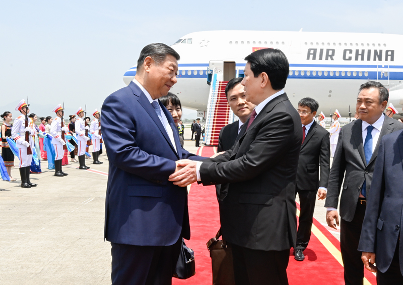 习近平抵达河内对越南进行国事访问